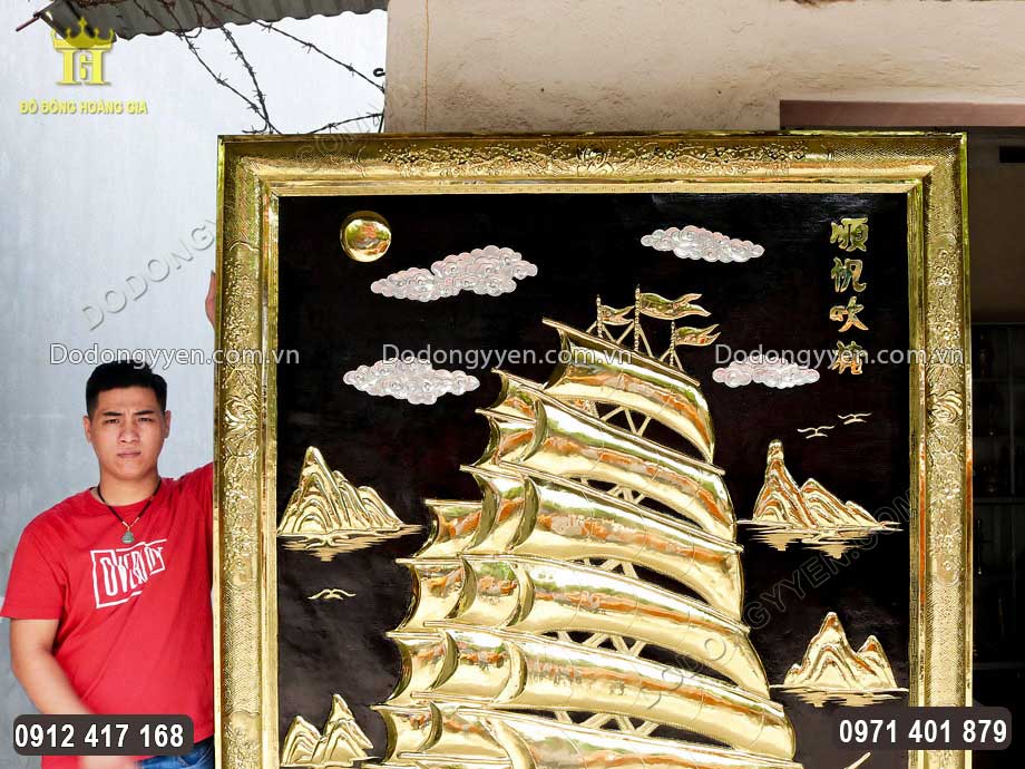 Nền tranh sơn đen c&agrave;ng l&agrave;m nổi bật nội dung bức tranh đồng